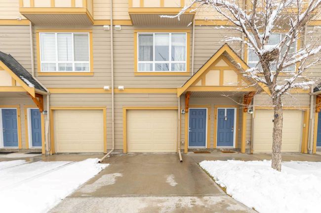 13 Sherwood Lane Nw, Home with 2 bedrooms, 2 bathrooms and 3 parking in Calgary AB | Image 2