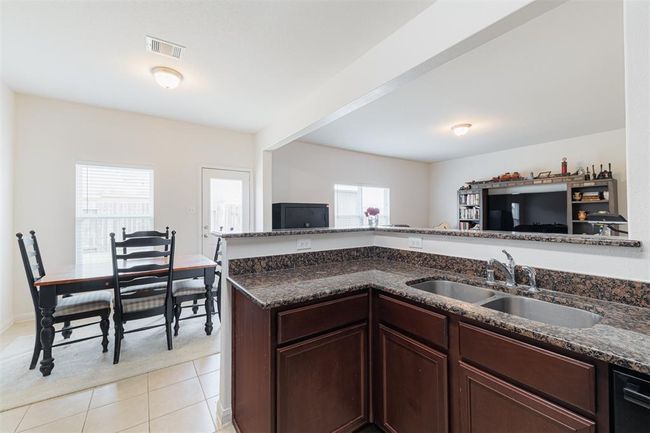 Kitchen also features an undermount sink and breakfast bar. | Image 12