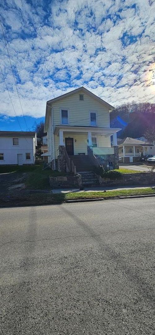1600 Temple St, Hinton, WV, 25951-2037 | Card Image