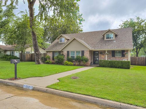 1242 May Ln, Bartlesville, OK, 74006-5627 | Card Image