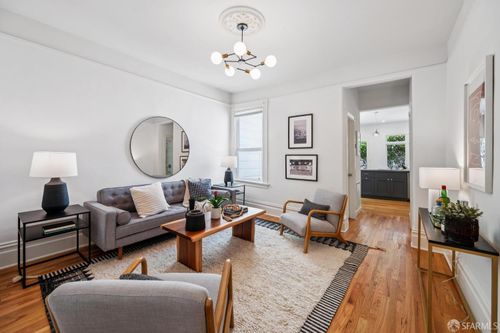 32 Pond St, San Francisco, CA, 94114-1607 | Card Image