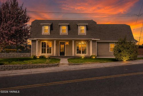 221 4th Ave, Zillah, WA, 98953-9533 | Card Image