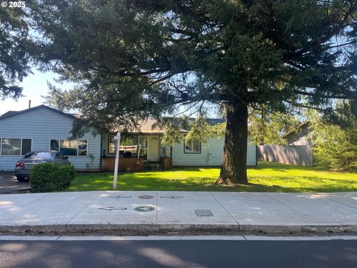 933 Se 174th Ave, Portland, OR, 97233-4609 | Card Image