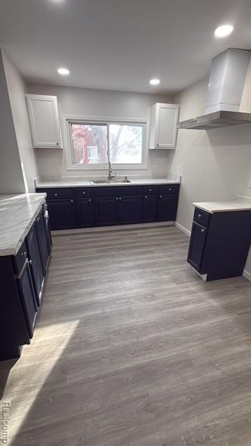 15095 Strathmoor St, Detroit, MI, 48227-2933 | Card Image