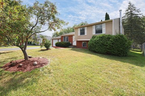 8484 Chinkapin Cir, Cicero, NY, 13039-8863 | Card Image