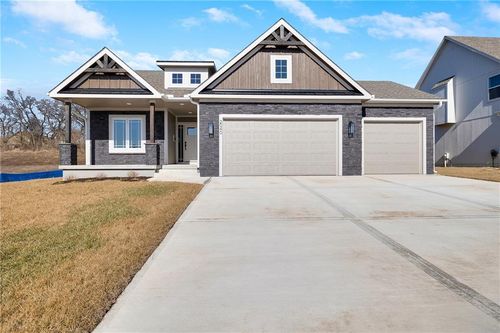 2040 Sw Wheatfield Court, Lee's Summit, MO, 64082 | Card Image