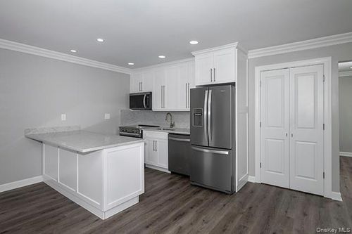9-164 W Montauk Highway, Southampton, NY, 11946 | Card Image