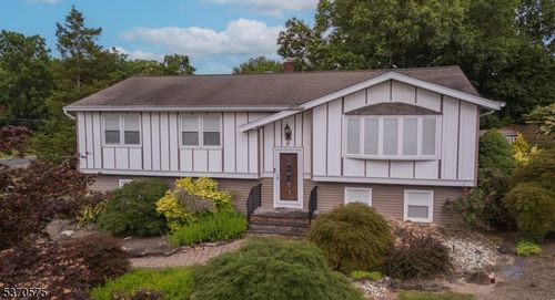 2 Pollis Dr, East Hanover, NJ, 07936-3118 | Card Image