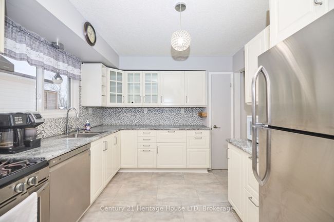 1383 Garrison Rd, House other with 3 bedrooms, 2 bathrooms and 8 parking in Fort Erie ON | Image 5
