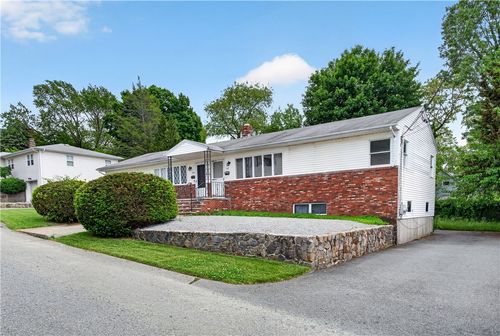 140 Lawrence St, Cranston, RI, 02920-6941 | Card Image