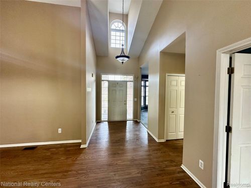 11152 Woodfield Pkwy, Grand Blanc, MI, 48439-9452 | Card Image