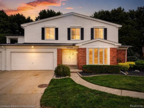 20-32754 Barclay Sq, Warren, MI, 48093-6105 | Card Image
