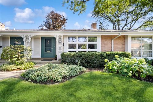 711 Carriage Hill Dr, Glenview, IL, 60025-5405 | Card Image