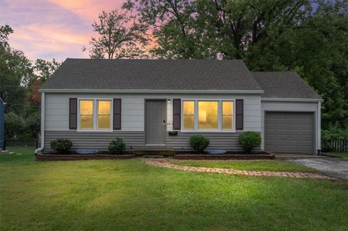 5215 W 49th Ter, Roeland Park, KS, 66205-1213 | Card Image