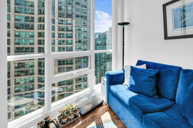 2404 - 12 Yonge St, Condo with 3 bedrooms, 2 bathrooms and 1 parking in Toronto ON | Image 17