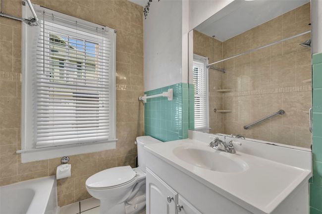 Bathroom with tub/shower | Image 18