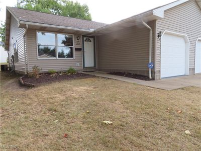 Viewing from the front sidewalk | Image 1