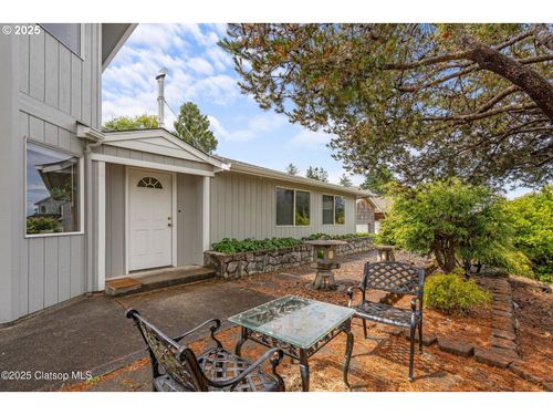 2155 Maple St, Seaside, OR, 97138-7739 | Card Image