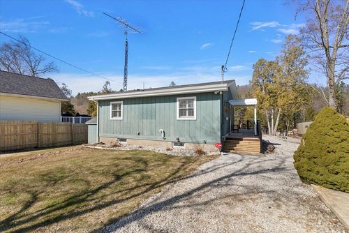 6185 Dave St, Newaygo, MI, 49337-8200 | Card Image