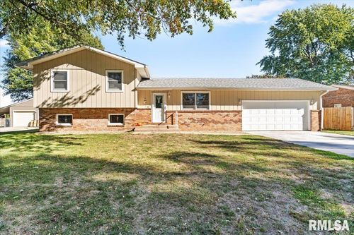 524 Sattley St, Rochester, IL, 62563-9243 | Card Image