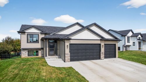 2221 Petersen Dr Nw, Stewartville, MN, 55976-1680 | Card Image
