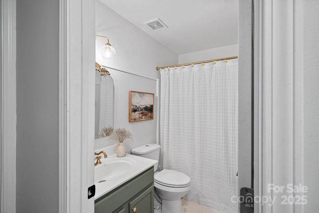 Hallway Bathroom | Image 12