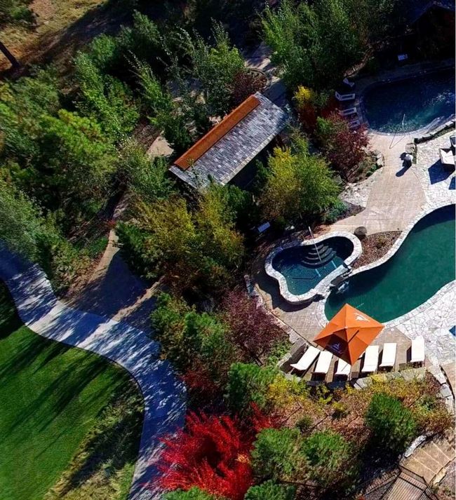 a full saltwater pool, shallow saltwater pool for younger guests, a fun splash pad with squirting water streams, and a great saltwater hot jacuzzi | Image 42
