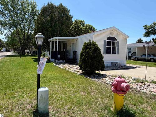 403 Farm Ln, Cadillac, MI, 49601-2672 | Card Image