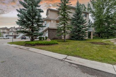 28 Country Hills Gdns Nw, Home with 2 bedrooms, 2 bathrooms and 4 parking in Calgary AB | Image 2