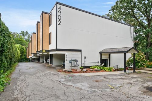325-4902 University Ave, Des Moines, IA, 50311-3300 | Card Image