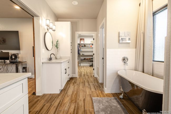 177 E Short Meadow Dr, House other with 4 bedrooms, 4 bathrooms and null parking in Lytle TX | Image 19