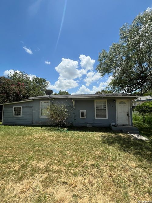 904 Pine St, Floresville, TX, 78114-1714 | Card Image