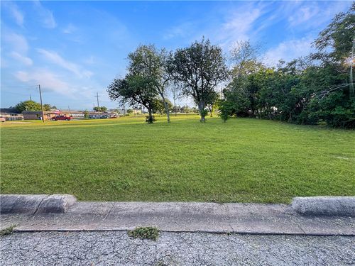 1305 N Jefferson Street, Beeville, TX, 78102 | Card Image