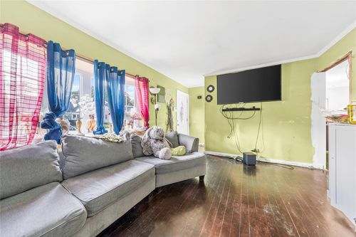 585 Emerson St, Uniondale, NY, 11553-2303 | Card Image