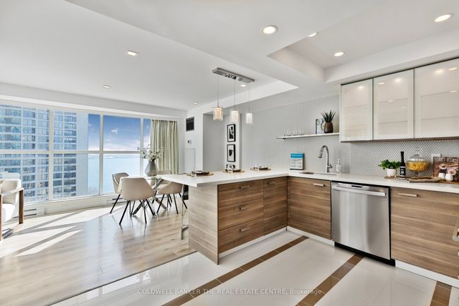 2002 - 99 Harbour Sq, Condo with 2 bedrooms, 2 bathrooms and 1 parking in Toronto ON | Image 27