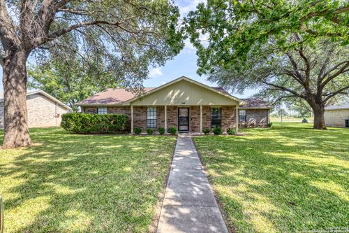 105 S Bluebonnet Dr, Uvalde, TX, 78801-6301 | Card Image