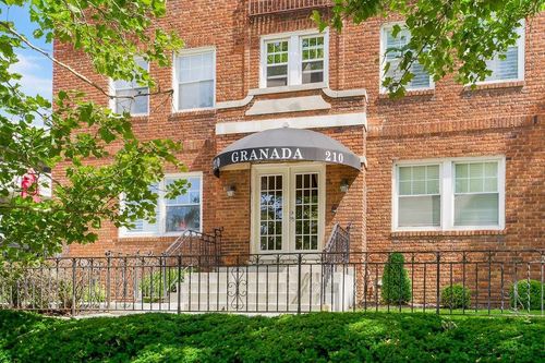 210 E Emanuel Cleaver #3e Boulevard, Kansas City, MO, 64112 | Card Image