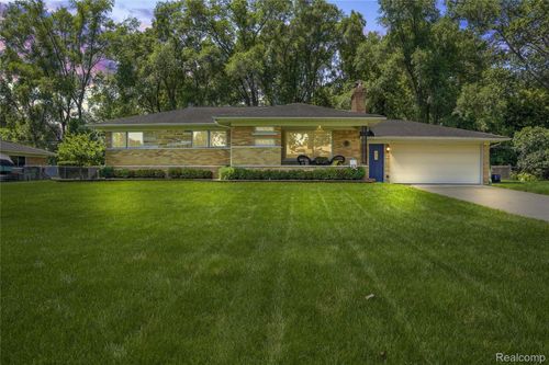 53223 Mark Dr, Shelby Twp, MI, 48316-2372 | Card Image