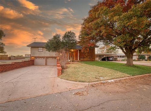 716 Phillips Lane, Clinton, OK, 73601 | Card Image