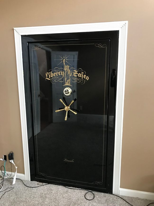 Safe in office stays with the home | Image 9