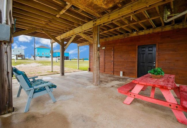 Ground floor entertainment area for relaxation and gulf breezes. | Image 29