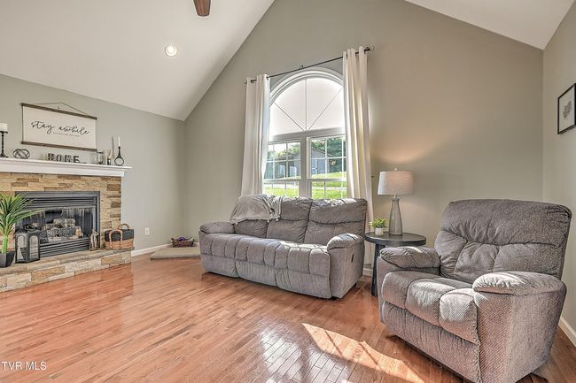 517 W Glade St, House other with 3 bedrooms, 3 bathrooms and null parking in Glade Spring VA | Image 8