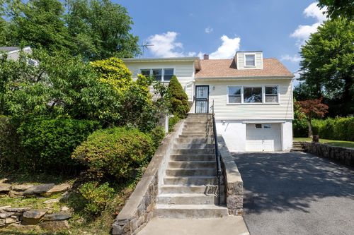 18 Gainsborg Ave E, West Harrison, NY, 10604-2716 | Card Image