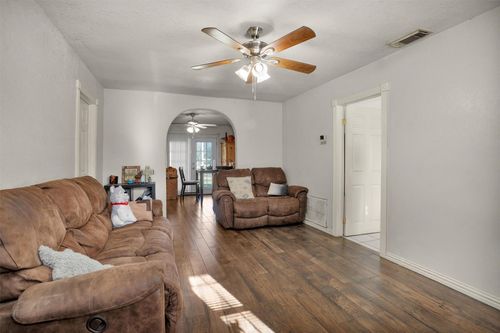 417 E Park St, Alvin, TX, 77511-2438 | Card Image