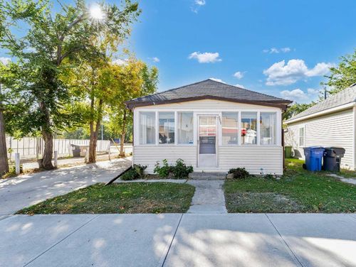 851 11 St Se, Medicine Hat, AB, T1A1T6 | Card Image