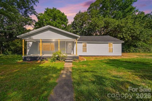 218 33rd St Sw, Hickory, NC, 28602-1635 | Card Image