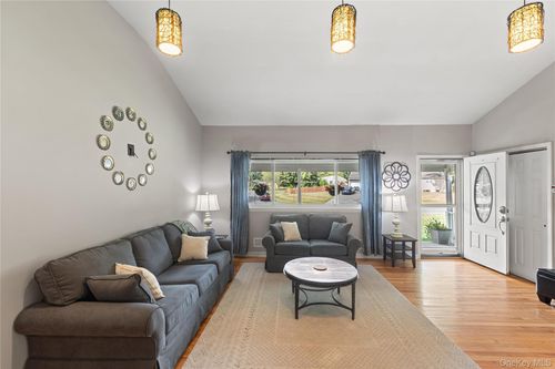 12 Marcus Rd, West Nyack, NY, 10994-2921 | Card Image