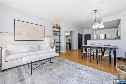 15 Freedomway, Jersey City, NJ, 07305-5497 | Card Image