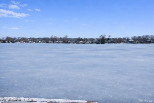 16048 Pine Bluff Ct, Fenton, MI, 48430-9166 | Card Image