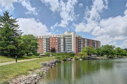 305-30 Blue Springs Dr, Waterloo, ON, N2J4T2 | Card Image